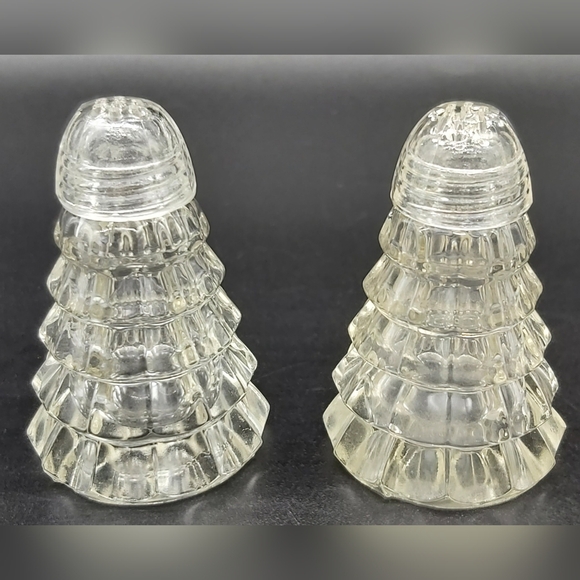 Vintage clear glass Christmas tree salt and pepper shakers - Picture 1 of 4